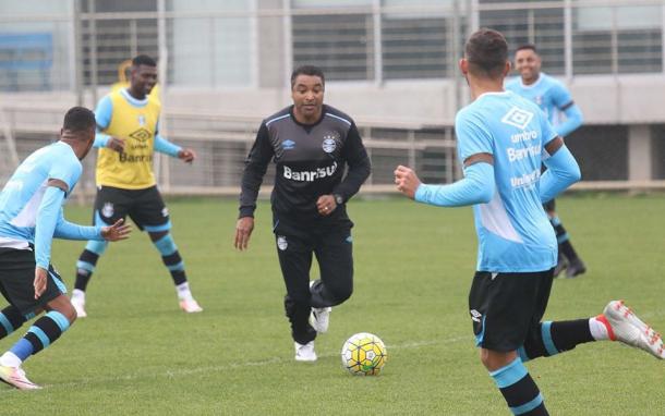 Roger descontraiu em rachão (Foto: Divulgação/Grêmio)