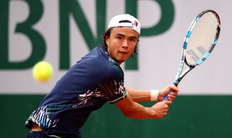 Taro Daniel of Japan lines up a backhand during the Men's Singles first round match against Martin Klizan of Slovakia at the Roland Garros 2016 (Getty Images/Clive Brunskill)