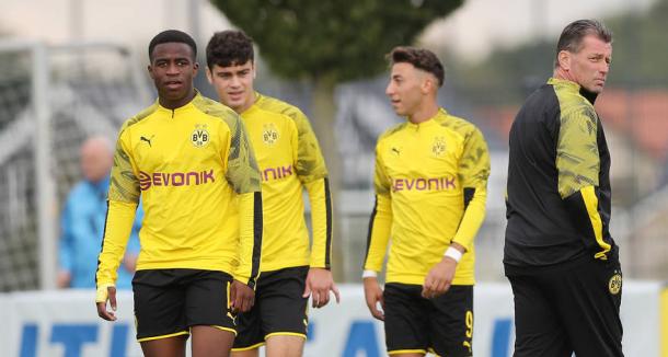 Youssoufa Moukoko junto con Gio Reyna y Alaa Bakir, los mayores talentos de la cantera del Dortmund | Fuente: Borussia Dortmund