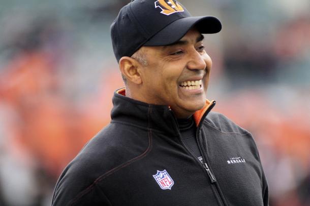 Marvin Lewis sonrie tras un partido de los Bengals. Fuente: NFL
