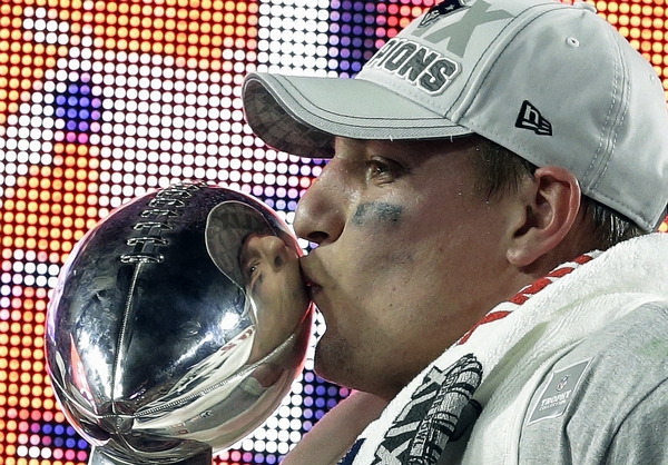 Gronkowski besando el trofeo Lombardi después de ganar la Superbowl 49 ante los Seahwks foto: Patriots.com