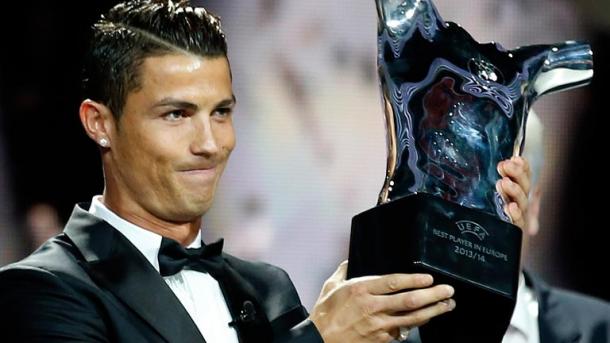 Cristiano posa con el premio, que ganó por primera vez en 2014 | Foto: UEFA.com
