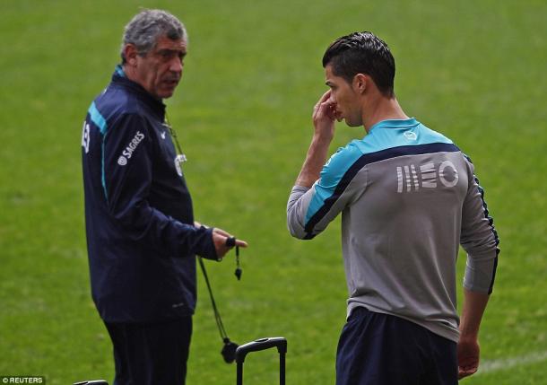 Cristiano Ronaldo y Fernando Santos durante un entrenamiento | Foto: Daily Mail 
