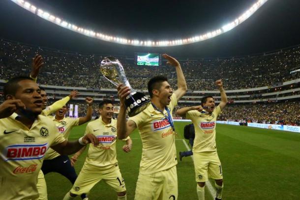 Oribe Peralta festejando su título de Liga con las Águilas | Foto: Juan Futbol