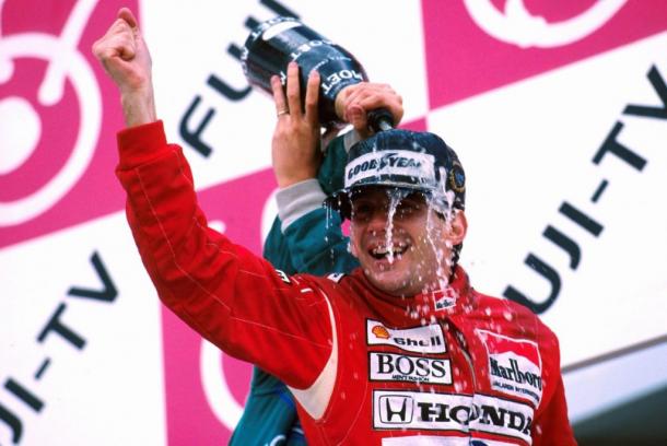 Senna celebra su 1r título en Japón. Foto: F1