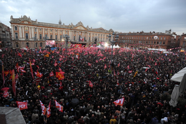 La Place du Capitole es el punto de reunión de Toulouse. Aquí lo es en un evento político. // Foto: Getty Images