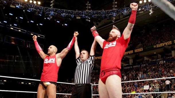 Cesaro y Sheamus celebrando la victoria. | Foto: WWE