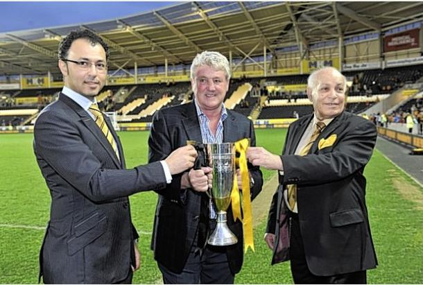 Bruce en el medio, con Allam a su izquieda tras el ascenso de 2013. Foto: Hull Daily Mail