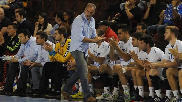 Rafa Guijosa animando a sus jugadores. Foto: Cadena SER