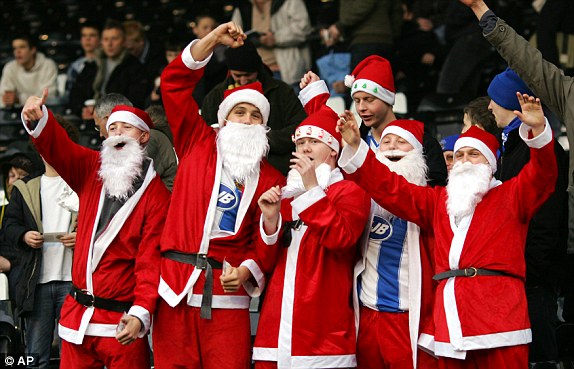 Aficionados del Wigan celebran un Boxing Day en familia. Foto: Daily Mail