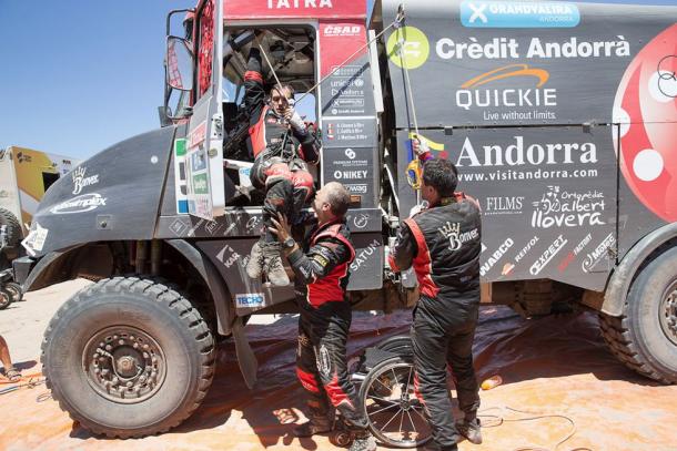 Albert Llovera subiendo a su camión I Foto: Dakar 2016