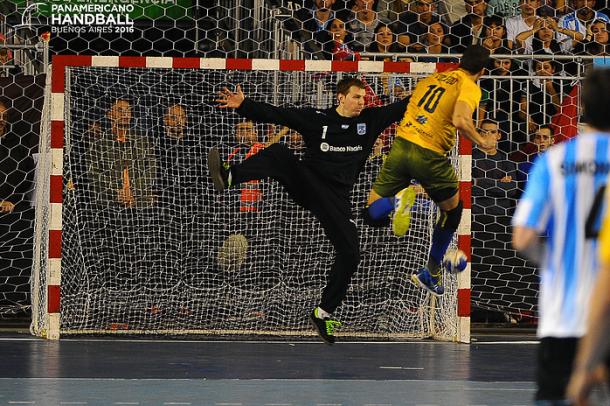 Toledo definiendo un contragolpe contra Matias Schulz. PH: Fed. Pan. Handball