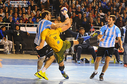 José Toledo es controlado por Sebastian Simonet PH: Fed. Pan. Handball