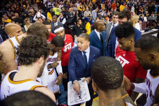 Ty Lue da instrucciones a sus jugadores durante el partido contra los Chicago Bulls. | Jason Miller