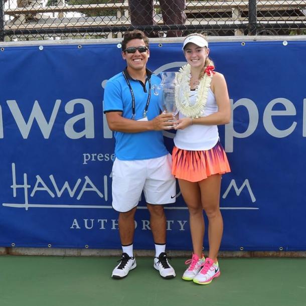 Catherine Bellis (R) and Anibal Aranda pose with the winner’s trophy after Bellis won the 2016 Hawaiian Open. | Photo via Aranda’s Instagram page