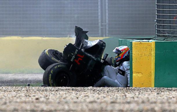 Fernando Alonso justo después de su accidente en Australia 2016. Fuente: J.M Rubio
