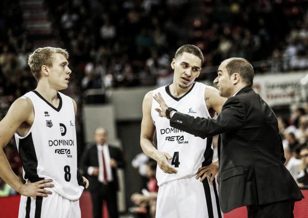 Durán da indicaciones a sus jugadores / Foto: ACB