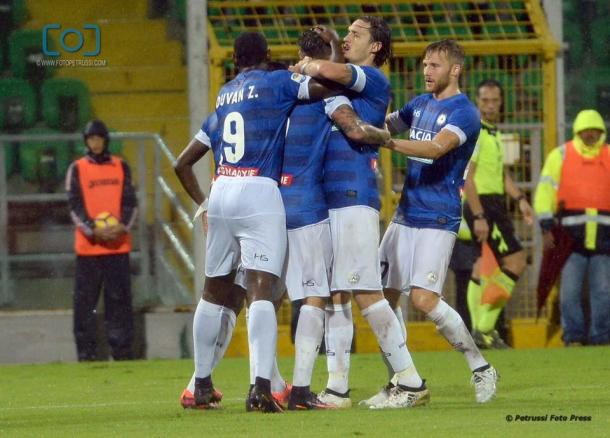 La squadra festeggia il gol. Fonte: www.facebook.com/UdineseCalcio1896