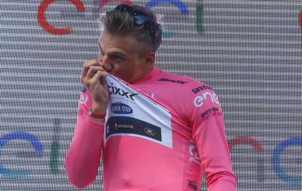 Kittel emocionado besa la maglia rosa | Foto: Giro de Italia