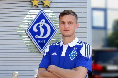 Gladkiy posa con su nueva camiseta // Foto: FC Dynamo Kiev