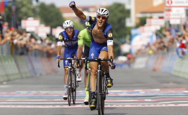 Trentin, feliz con su triunfo en el Giro | Foto: Luke Benies