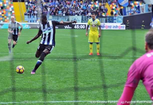 Duvàn Zapata calcia il rigore del 3-1. Fonte: www.facebook.com/UdineseCalcio1896