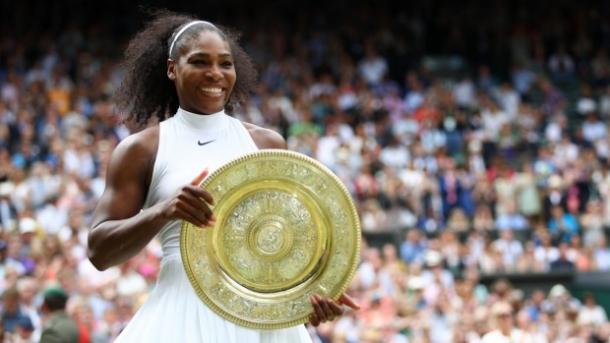 Serena Williams poses with her Wimbledon Trophy after her win over Angelique Kerber |Photo: Clive Brunskill / Getty Images