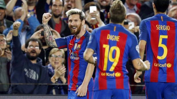 Messi festeggia la marcatura con Digne e Busquets - Fonte: fcbarcelona.com