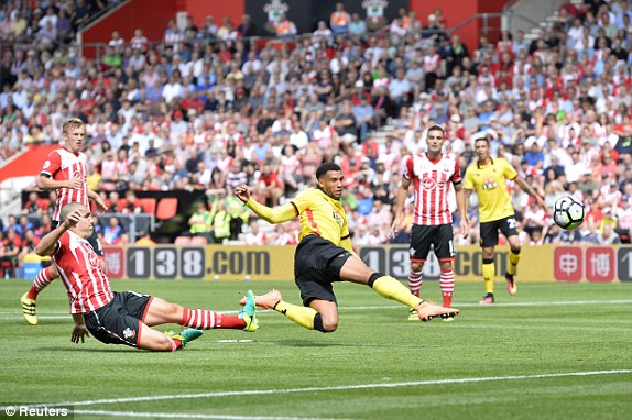 Above: Étienne Capoue firing home his goal in Watford's 1-1 draw with Southampton | Photo: Reuters