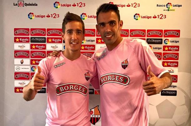 Edgar Badia (izq.) y Jordi Codina mostraron su apoyo en el mes contra el cancer. (Foto: CF Reus)