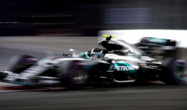 Nico Rosberg bajo la noche I Foto: Mercedes AMG