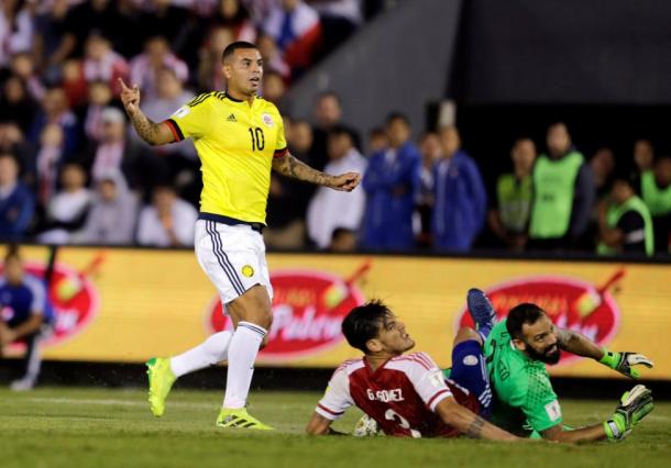 Gustavo Gómez y Diego Barreto fueron espectadores de lujo en el soberbio gol de Cardona. | Foto: AFP