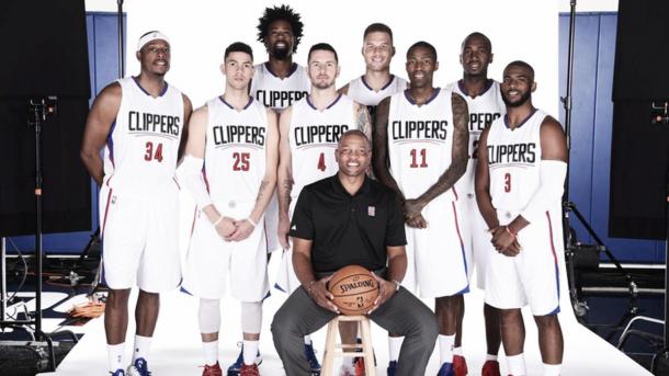 Jugadores y técnico de los Clippers posando para la foto oficial / Foto: NBA.com