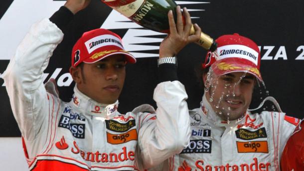 Alonso y Hamilton en el podio | Foto: Getty Images