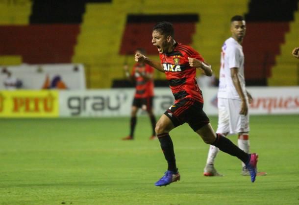 Autor do gol leonino, Neto Moura foi um dos elogiados por Daniel Paulista (Foto: Williams Aguiar/Sport)
