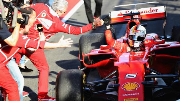 Sebastian Vettel celebrando la victoria en Australia 2017 con Maurizio Arrivabene (Fuente: F1.com)