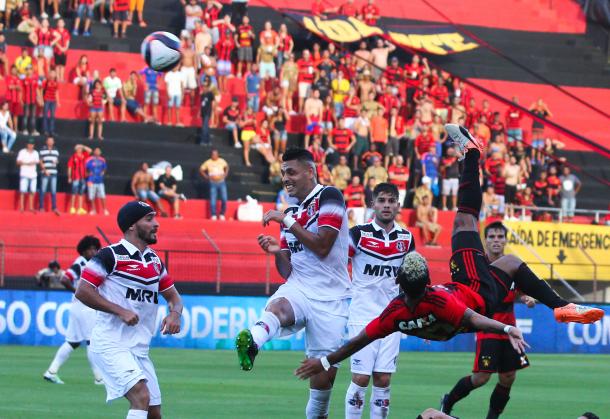 Rogério teve a melhor oportunidade criada no primeiro tempo (Foto: Williams Aguiar/Sport)