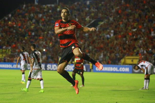Diego, além de convocado à Seleção, vem se destacando por gols bonitos (Foto: Williams Aguiar/Sport)