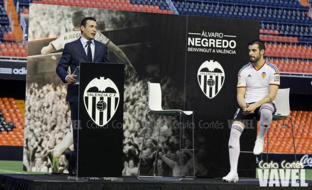 Álvaro Negredo en su presentación con el Valencia CF - Carla Cortés