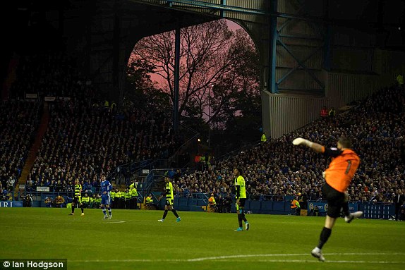 Escena del Huddersfield-Sheffield Wednesday del miércoles. Foto: Ian Hodgson