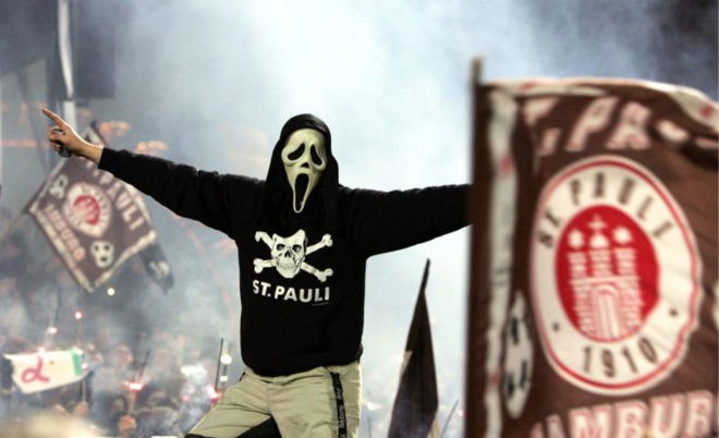 Imagen de un aficionado del St Pauli con la icónica bandera del club / Fuente: St Pauli
