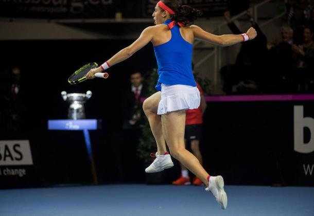 Garcia jumps in jubilation after winning a tight first set | Photo: Fed Cup