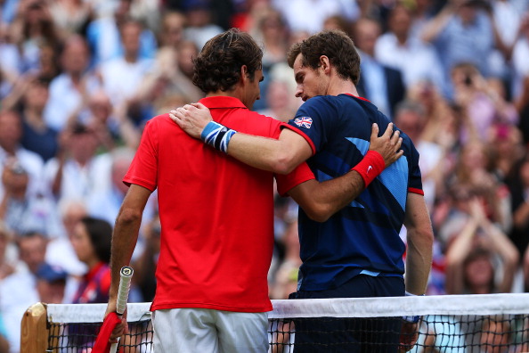 Federer e Murray se cumprimentam após a final em Londres/ Foto: Clive Brunskill/ Getty Images