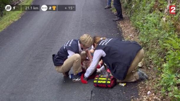 Porte siendo atendido minutos después de la caída (9ª etapa) | Fuente: France 2