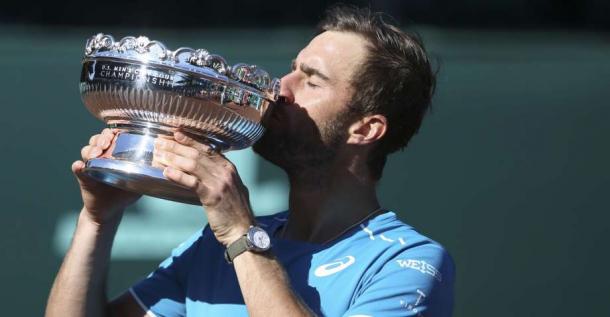 Steve Johnson kisses the trophy for the second year in a row in Houston. Photo: Yi-Chin Lee/AP