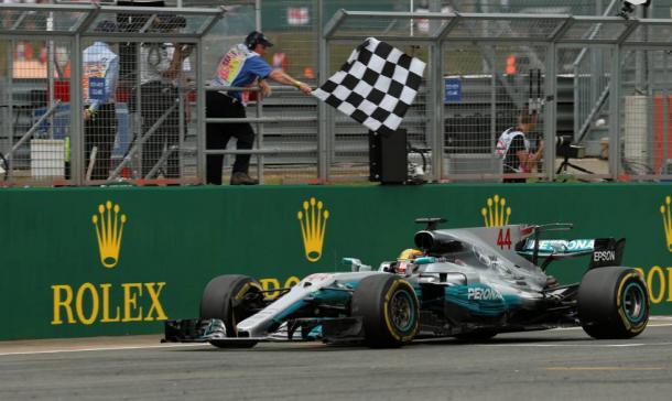 Lewis Hamilton cruzando la meta del GP de casa. Fuente: Getty Images