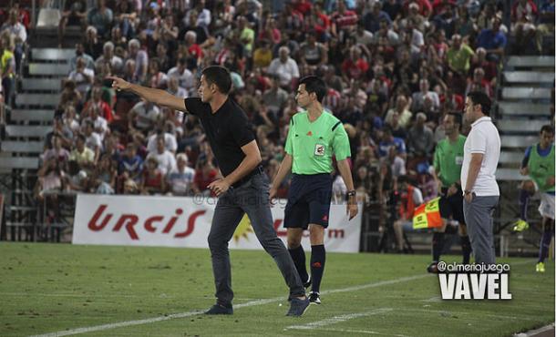 Francisco dirigiendo a la UD Almería en Primera División. | Foto: @almeriajuega (VAVEL)