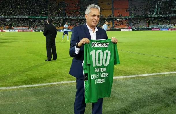 Reinaldo Rueda llegó a los 100 partidos ante Cerro Porteño en Paraguay, pero se le hizo el homenaje en casa ante el Junior. | Foto: Club Atlético Nacional Oficial