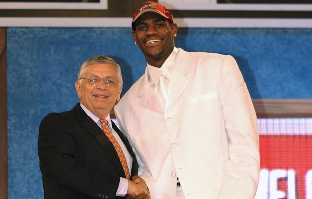 Lebron James en el draft de 2003 junto a David Stern (NBA.Com)