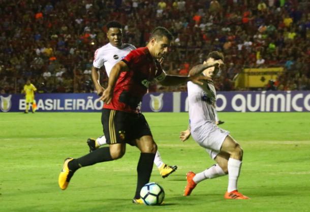 Após conseguir efeito suspensivo, Diego Souza comandou o ataque rubro-negro no empate na Ilha (Foto: Williams Aguiar/Sport)